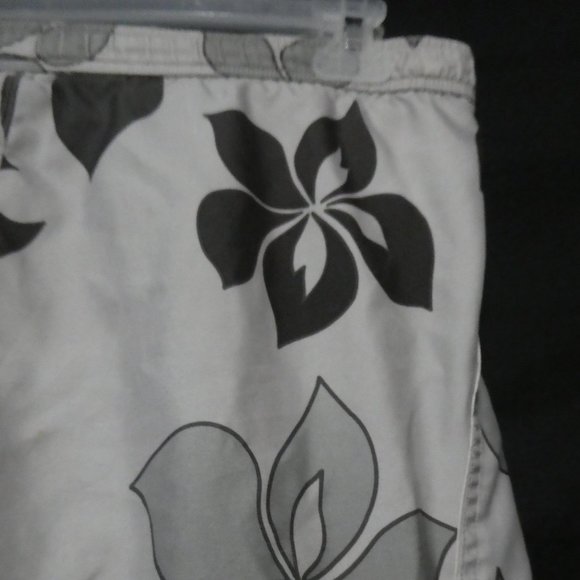 OLD NAVY | size 18 | Floral Print Swim Trunks | Mesh Lining - Picture 10 of 14